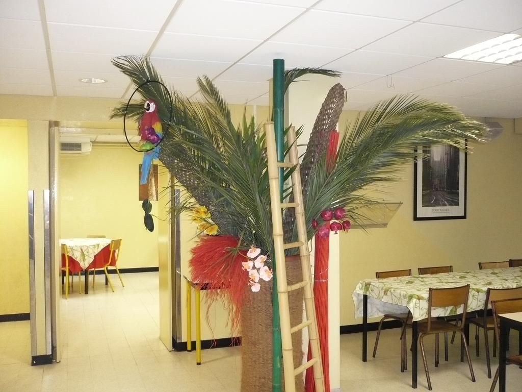 Décoration du self pour le menu Antilles